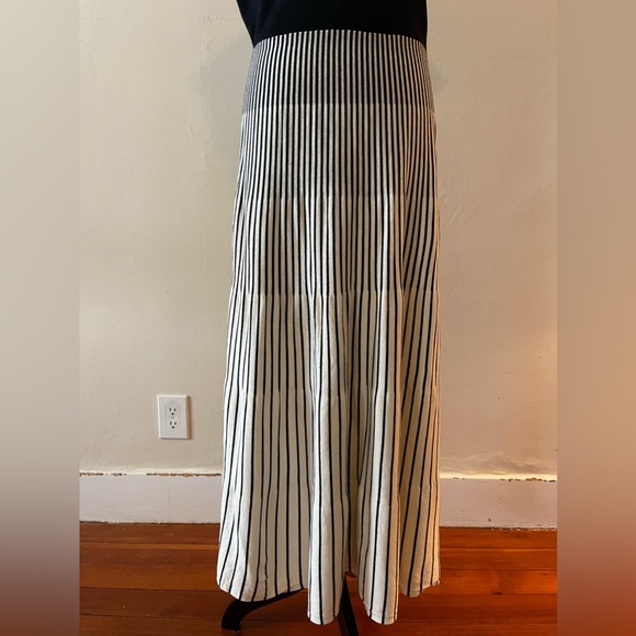 Wendy Williams Black/Cream Striped Combo Dress, V neck, size med, like new - Picture 3 of 8